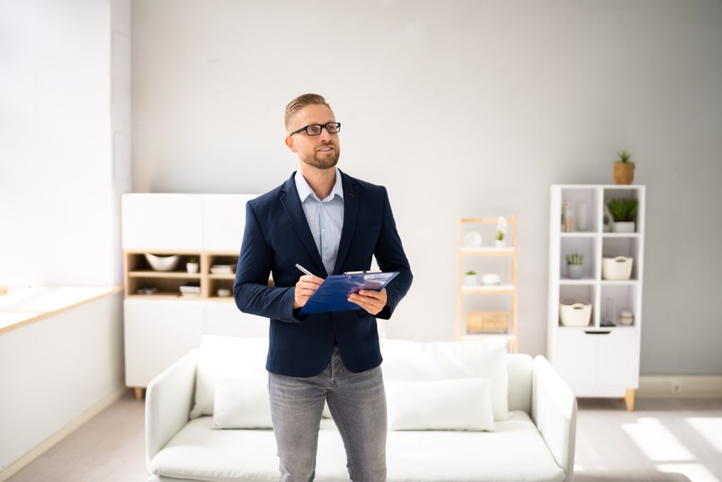 basisopleiding taxateur wonen. meneer taxeert woning